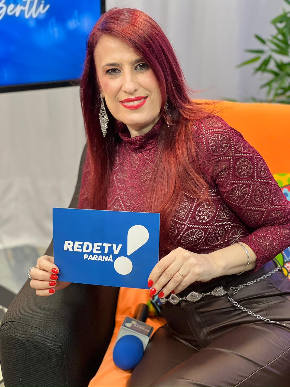 Márcia Bertti com a placa Rede TV Paraná